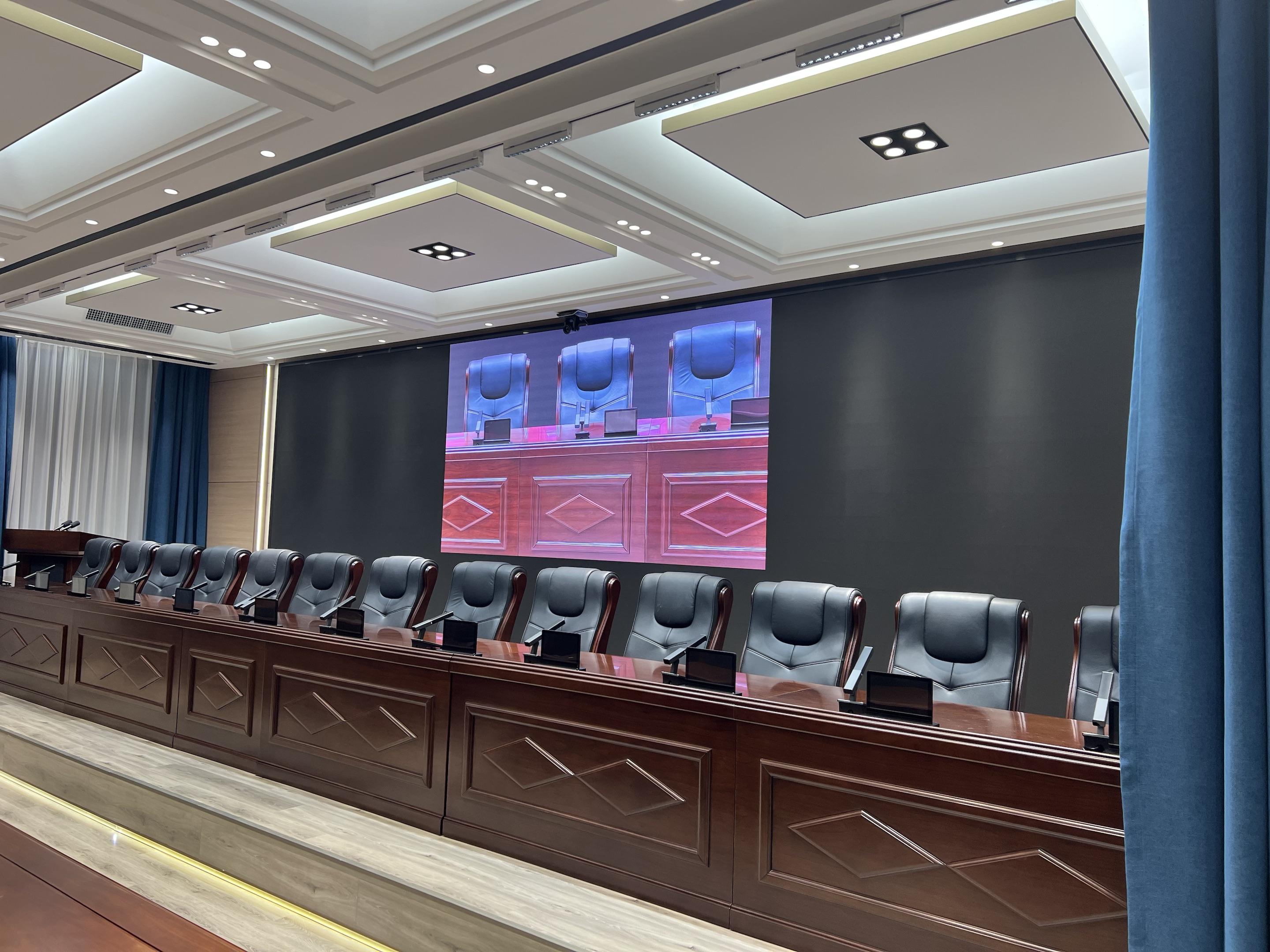 会议摄像机搭配手拉手麦克风：解锁语音跟踪的高效协作新体验